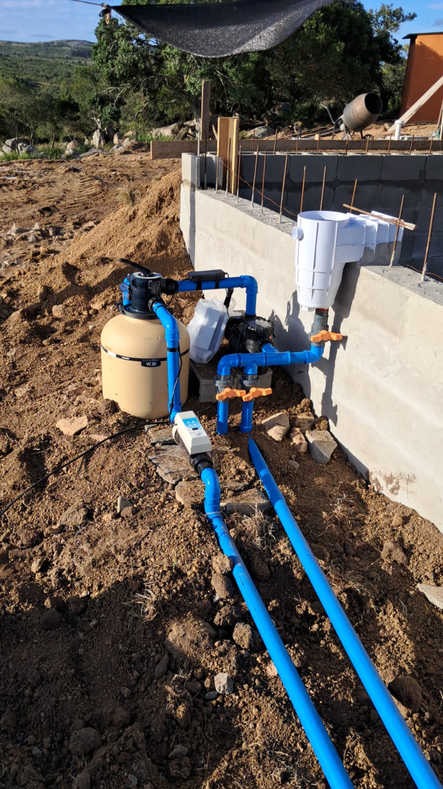 Instalación de filtro, bomba y cañerías de una piscina
